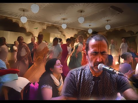 Seven happy minutes from the summerfestival - Kirtan HG Sarvatma Prabhu 18 July 2015