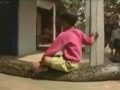 Un niño con una anaconda de mascota