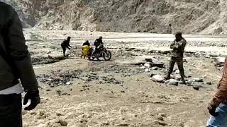 preview picture of video 'Shyok river crossing Leh Ladakh'
