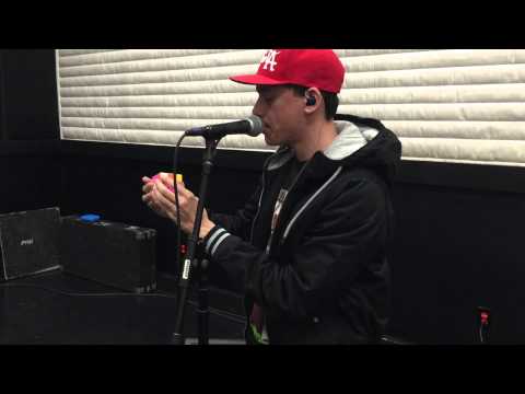 Logic solves Rubik's cube in 1 MINUTE while rehearsing for his World Tour