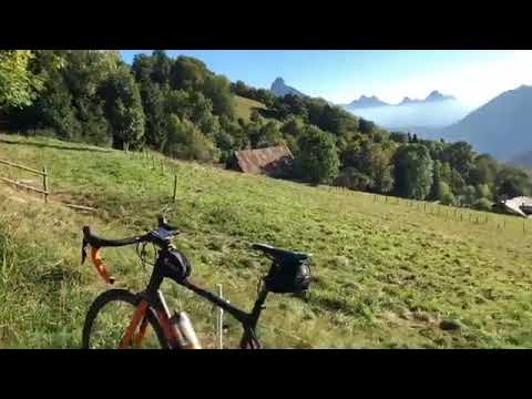 LA PLACE DU VILLAGE:depuis les hauteurs de Dingy-Saint-Clair (74).