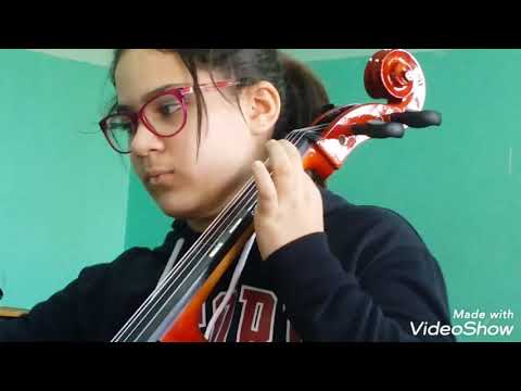 Lezione di violoncello in una prima classe