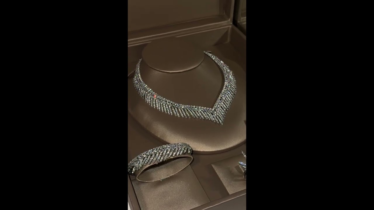 Delicate leaf design accessory set studded with stones