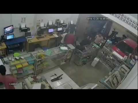 Terjadi aksi pencurian hp di jln.talasalapang makassar yang terekam kamera pengawas CCTV.