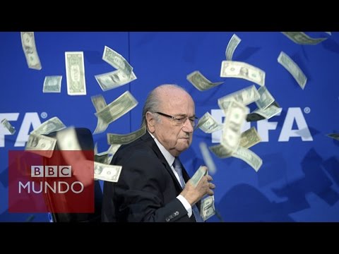 Blatter rociado con billetes por comediante Lee Nelson