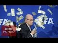 Blatter rociado con billetes por comediante Lee Nelson