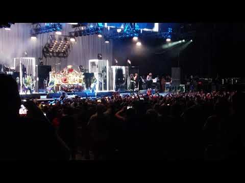 Korn at VA Beach, freak on a leash