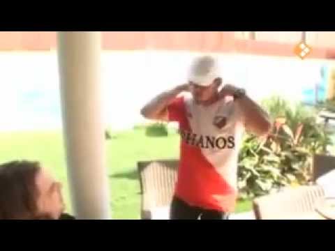 Wesley Sneijder poseert in shirt FC Utrecht