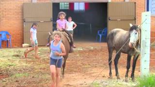 preview picture of video 'Isabelly Minotto andando a cavalo na Domingueira de laço em Virmond'