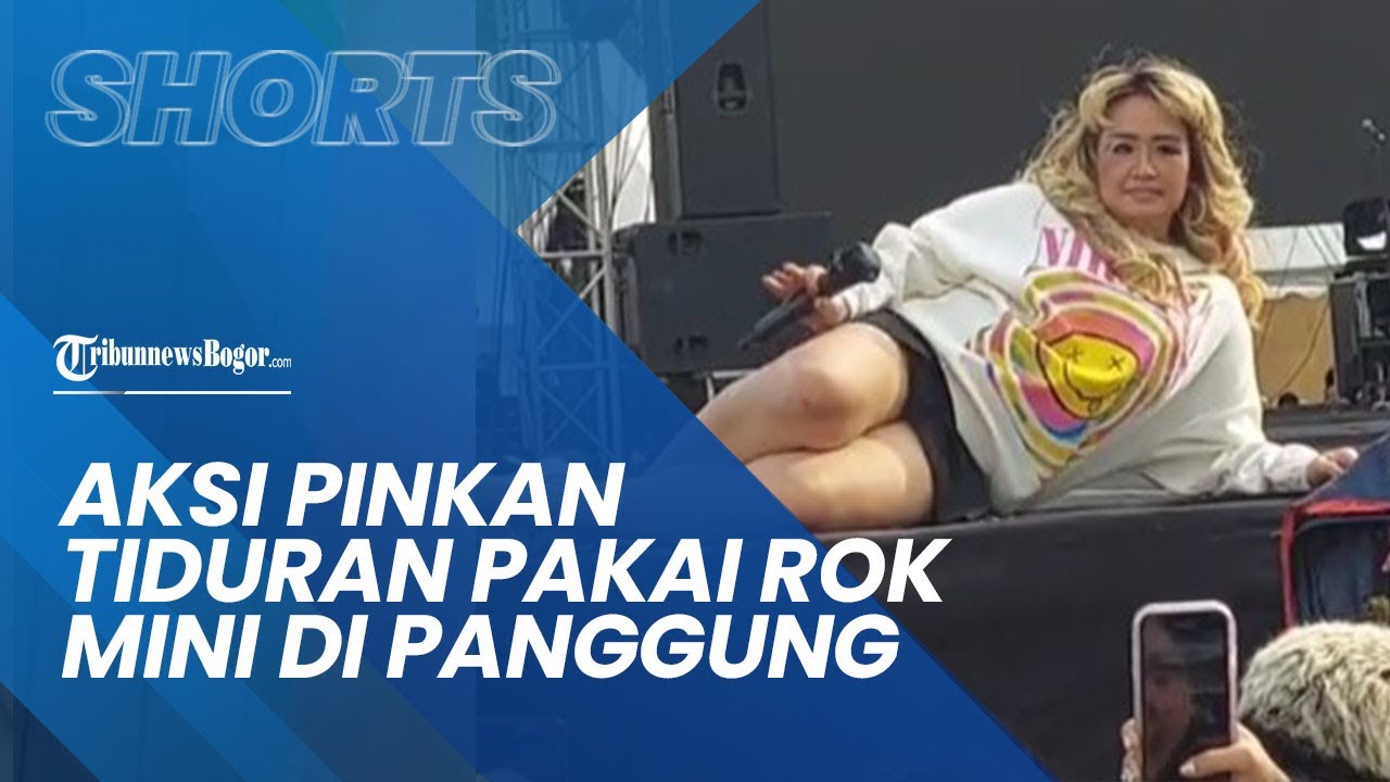 Aksi Pinkan Mambo Tiduran Di Panggung Pakai Rok Mini Sambil Nyanyi