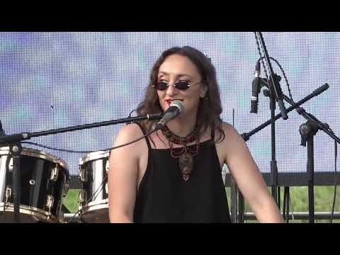 Zarina Prvasevda - Sal ti le se najde babo | LIVE @ Urban FM Festival 2024