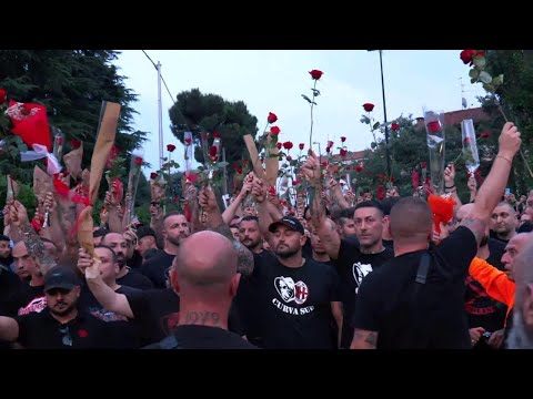 L'omaggio degli ultras del Milan a Berlusconi, intonano il coro "C'è solo un presidente"