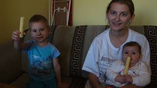 Beata uczy się jeść chrupka