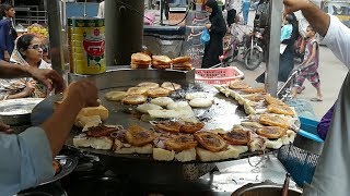 preview picture of video 'Ishaq Bun Kabab Karachi Street Food - Anday Wala Burger Street Food Karachi Pakistan'