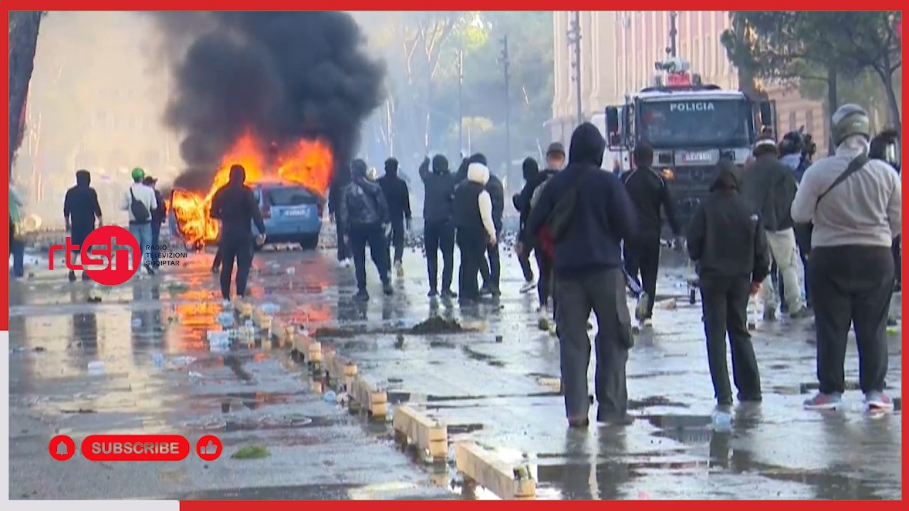 Live/ Tensione para Kryeministrisë, i vihet flaka një makine, policia ndërhyn me gaz lotsjellës. Protestuesit hedhin gurë dhe molotovë ndaj efektivëve