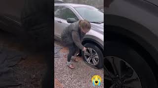 Download lagu Kekacauan Perbaikan Ban: Perempuan vs Laki-laki #shorts #viral mp3