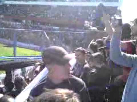 "Hinchada Negriazul en el Parque Central 11" Barra: Los Negros de la Cuchilla &bull; Club: Liverpool de Montevideo