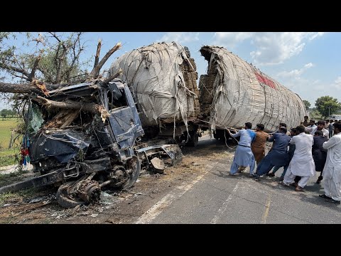 An Overloaded  Truck Lost Control, Crashed into a Ravine, and Was Repaired on the Road Immediately.