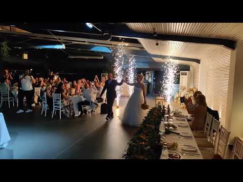 Roof Garden Επακρον είσοδος γάμου με σιντριβάνια | πυροτεχνήματα Balloon Fire