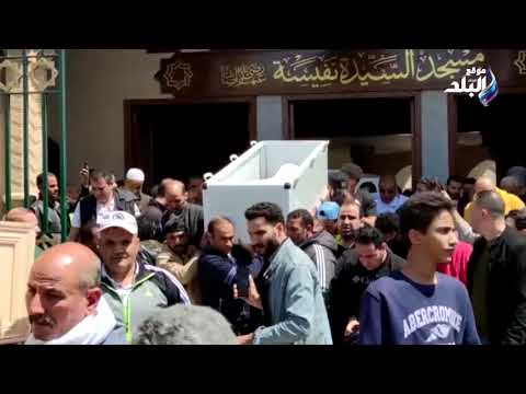 سيد عبد الحفيظ يحمل نعش والد حسين الشحات أثناء تشييع جثمانه بمسجد السيدة نفيسة