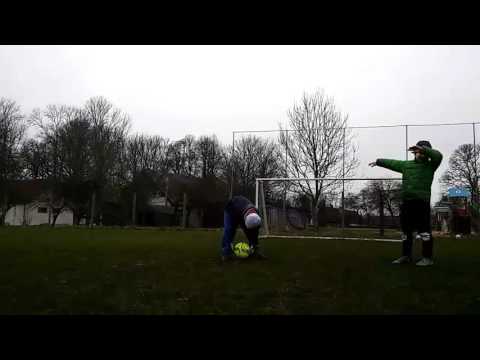 Izaicanu FK puika uz wolley crossbar chalange