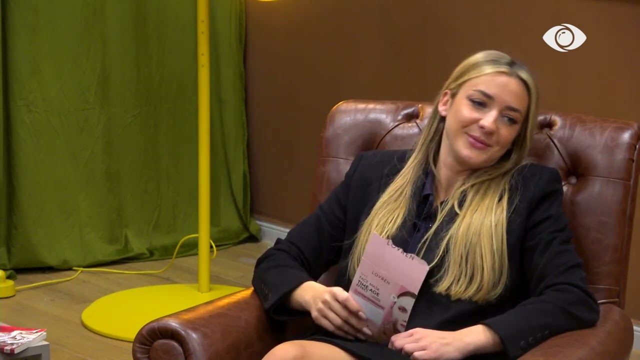 Juela këndon një pjesë nga kënga që ka shkruar