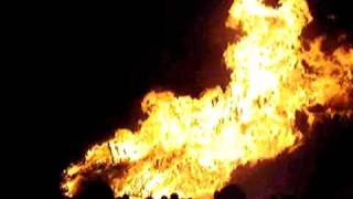 preview picture of video 'Lewes Guy Fawkes Massive Bonfire Fogata Night East Sussex England Fifth November'