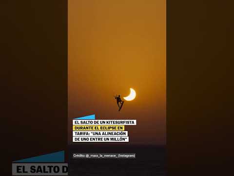 El SALTO de un KITESURFISTA durante el ECLIPSE en TARIFA #shorts