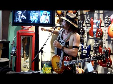 Ryan Roxie talks about Slash's Snakepit in Paris, France (05/04/2013)