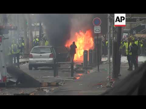 Vehicles ablaze in new round of Paris clashes