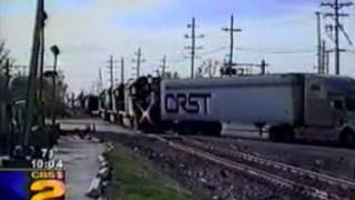 preview picture of video 'Villa Park Illinois Central Train vs Truck'