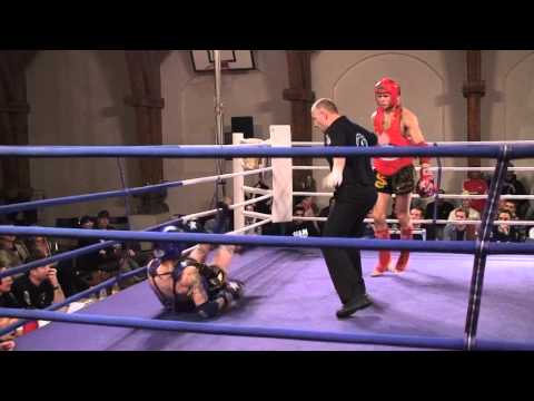 36 Niclas Larsen vs Michael Strom -71kg DM Muay Thai incl overækkelse af bæltet 05-02-2011.avi