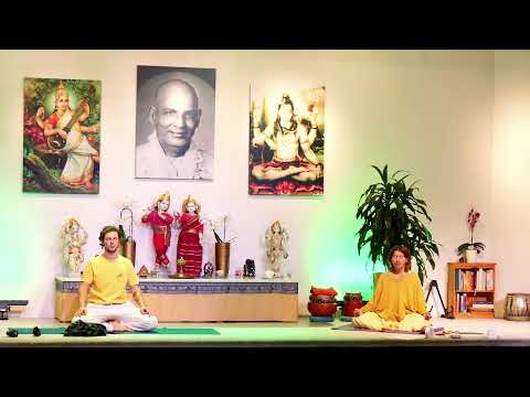 YOGA Mittelstufe "Ankommenstunde" mit Vani Devi - Yoga Vidya Ashram Live - 17:00 Uhr 12.11.2021