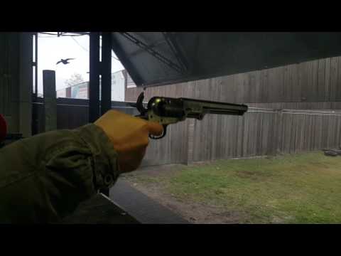 Strzelanie z Colta Navy kal 36 załadowanego papierowymi patronami