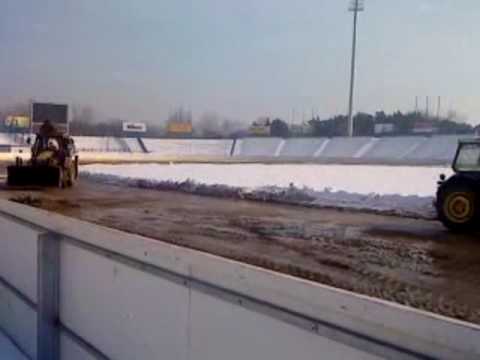 TV LESZNO FANS - Odśnieżanie toru żużlowego na stadionie Unii Leszno 18.02.2010