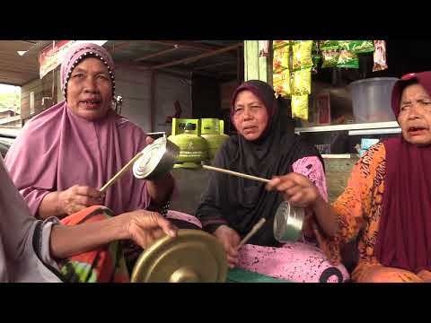 Demonstrating the Interlocking Gong and Sardine Tins of Canang Situ