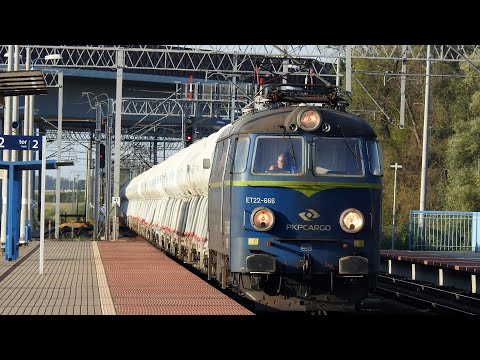 Szatański Byk ET22-666 z gruszkami i platformami przelotem przez Żmigród w kierunku Wrocławia.