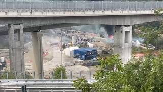 No Tav, scontri in Val di Susa: l'assalto al cantiere di Chiomonte e una camionetta dei Carabinie...
