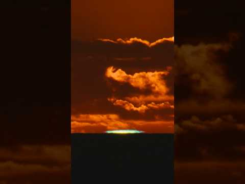 Green Flash in Hawaii, Captured with a RED Komodo 6K + 1200mm Zoom. #greenflash #sunsetview