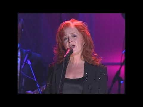 Bonnie Raitt performs "I Can't Make You Love Me" at the 2000 Hall of Fame Induction Ceremony
