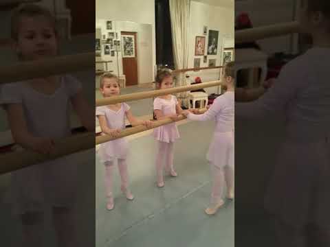 Erste Übungen an der Ballettstange