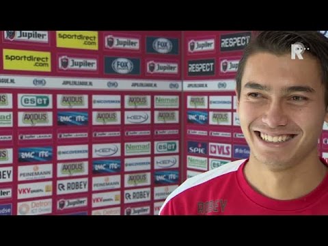 Kenneth Dougall dolt met teammanager Jaap Sneep van Sparta over zijn jasje