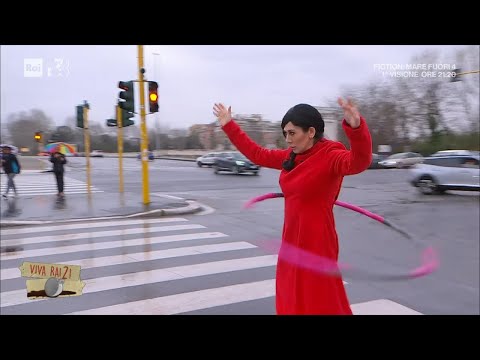"Performance Hula hoop", Virginia Raffaele imita Marina Abramovic – Viva Rai2! 27/03/2024