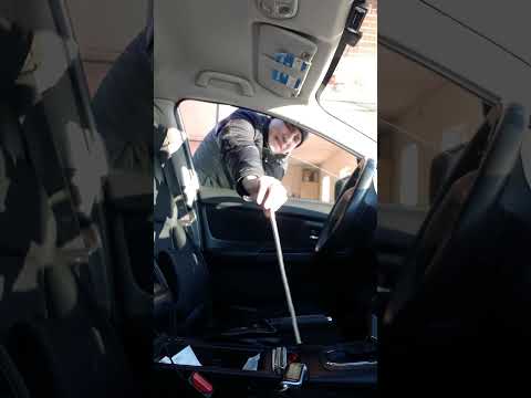 Как достать ключи если закрылась дверь в авто.