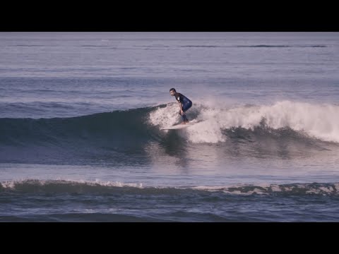 Nakakatuwang alon at solidong surfing sa Surfside Jetty