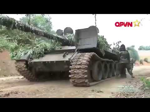 Vietnamese T-62 track replacement after mine exercise