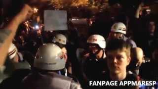 POLICIAIS SENTAM NO CHÃO EM RESPEITO A DEMOCRACIA E MANIFESTAÇÕES SOCIAIS LEGÍTIMAS