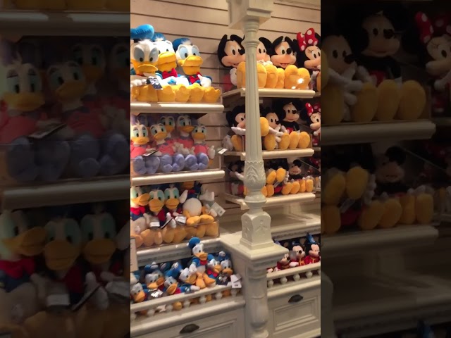 Vídeo relacionado con Disney Store Peluche Mediano de Goofy, Altura: 50 cm, Peluche con un Parche Bordado en los Pantalones, Sombrero Alto Incluido, para Todas Las Edades