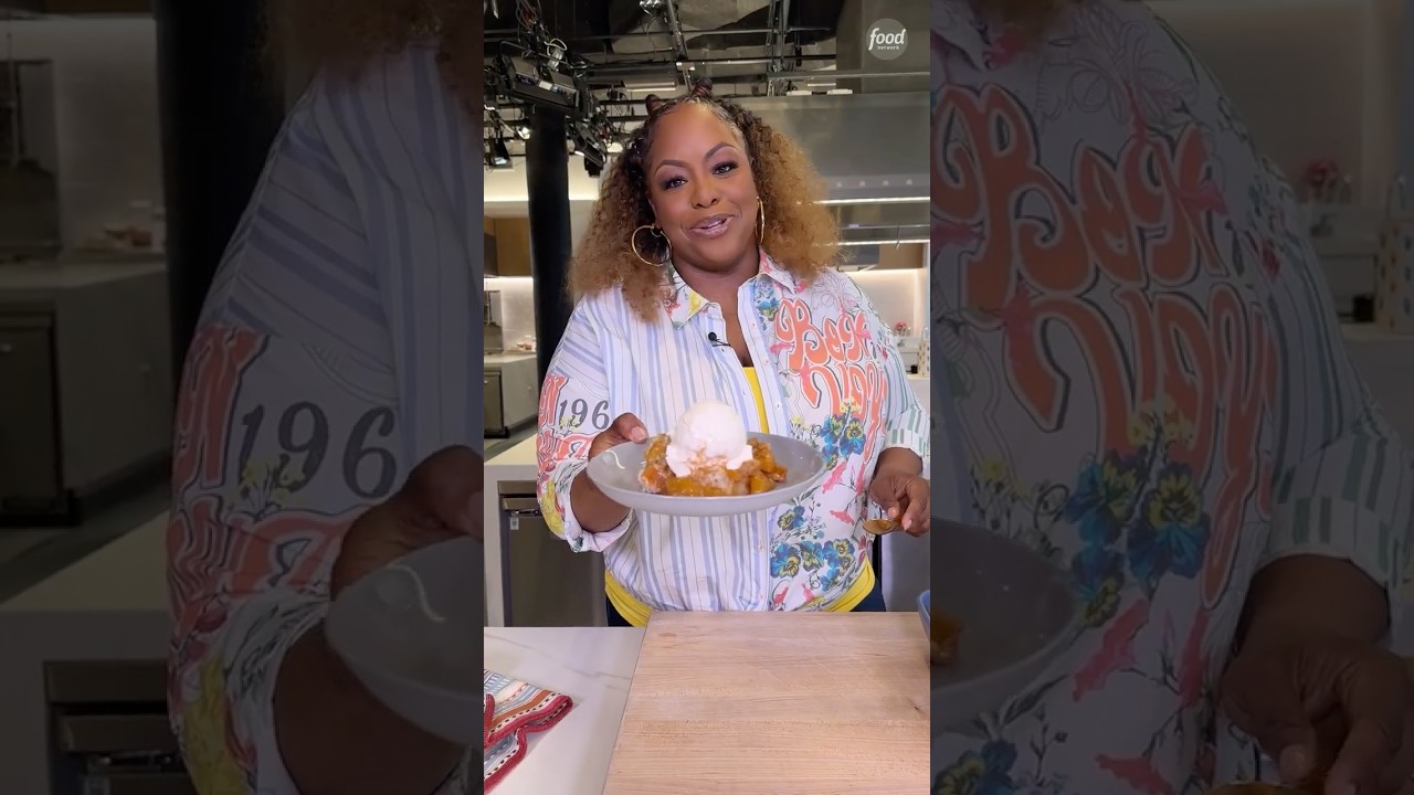 the best (& easiest!) peach cobbler uses frozen peaches 🍑👏