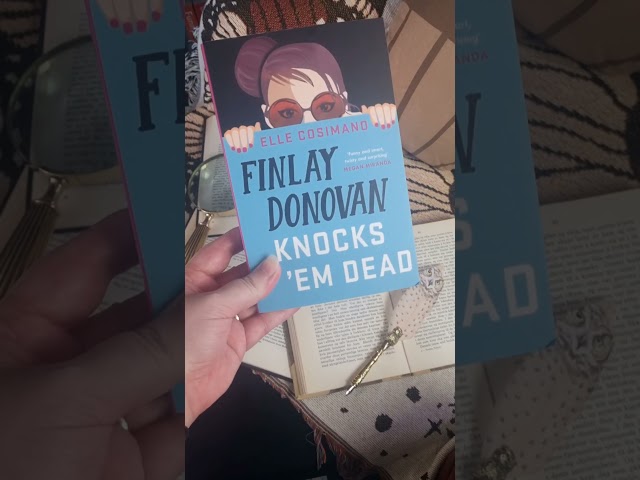 Vídeo relacionado con Finlay Donovan Knocks 'Em Dead: 'part rom-com, part mystery, pure joy!' (The Finlay Donovan Series Book 2) (English Edition)